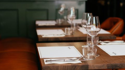 restaurant-table-using-uv-light